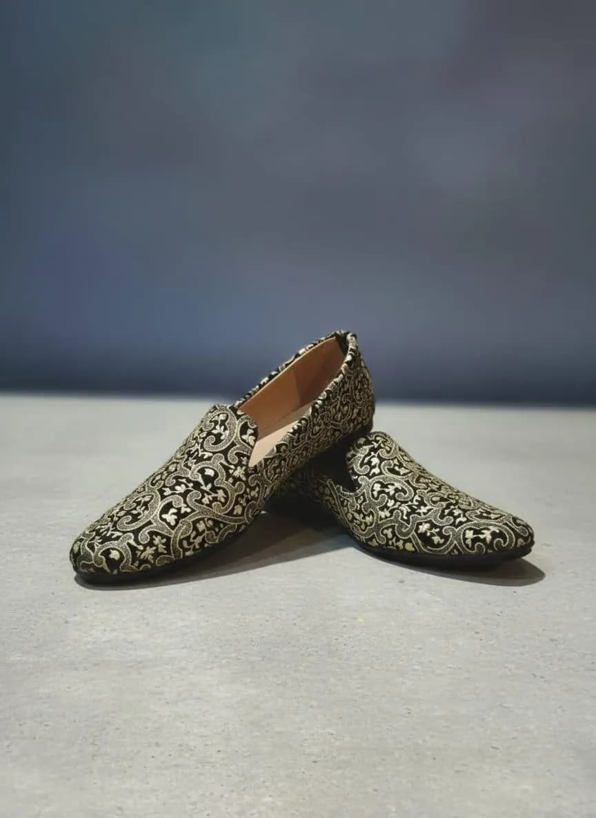 Golden Printed Men's Flat Shoes Size 9