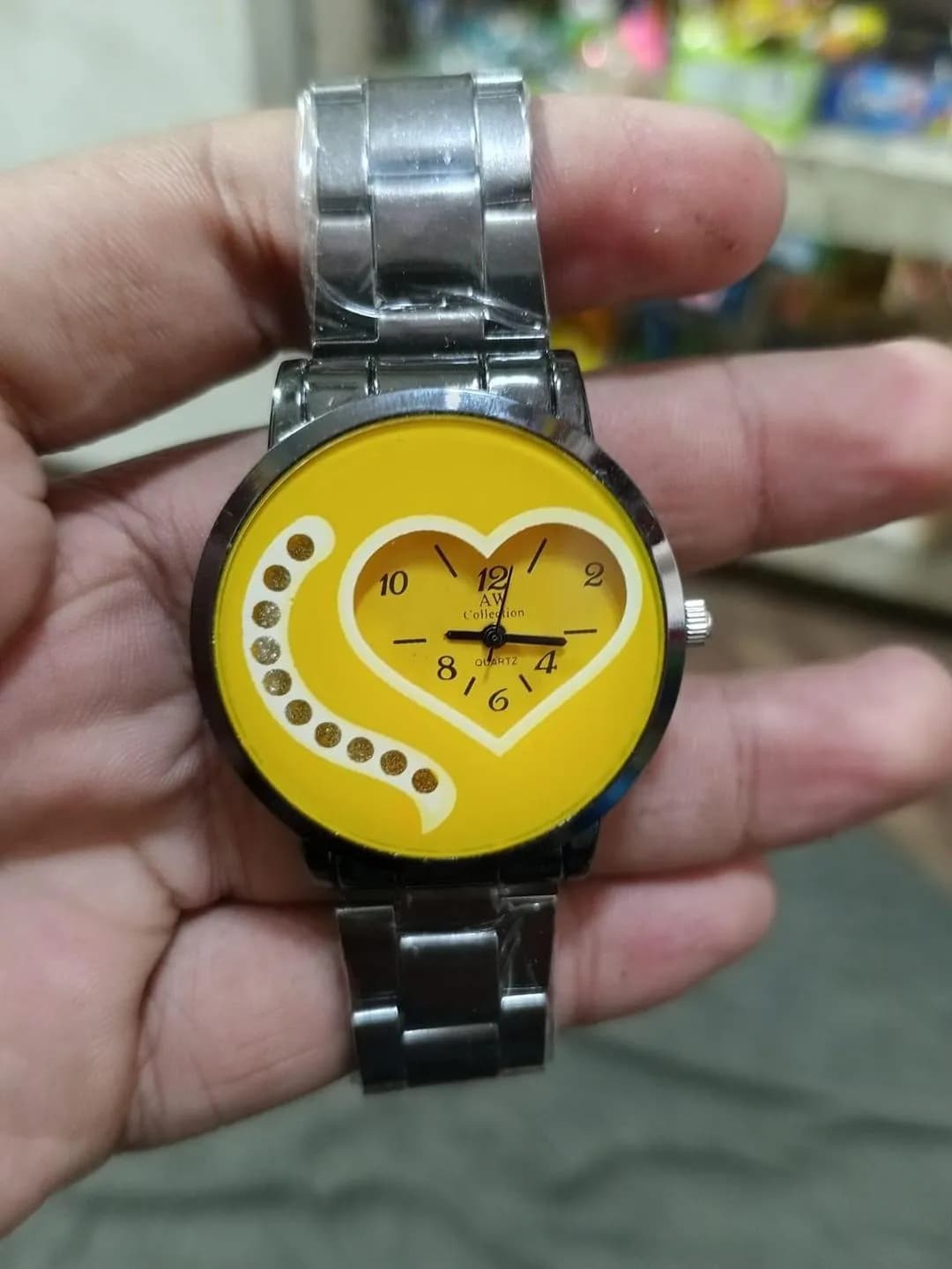 Yellow Heart Design Analog Quartz Wristwatch for Women