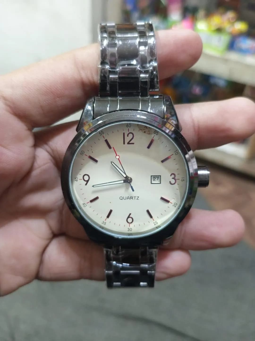 Classic Analog Wristwatch with Cream Dial & Stainless Steel Band